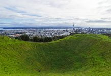 Mount Eden'in en buyuk krateri ve Auckland manzarasi