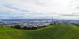 Mount Eden'in en buyuk krateri ve Auckland manzarasi