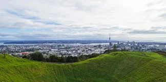 Mount Eden'in en buyuk krateri ve Auckland manzarasi